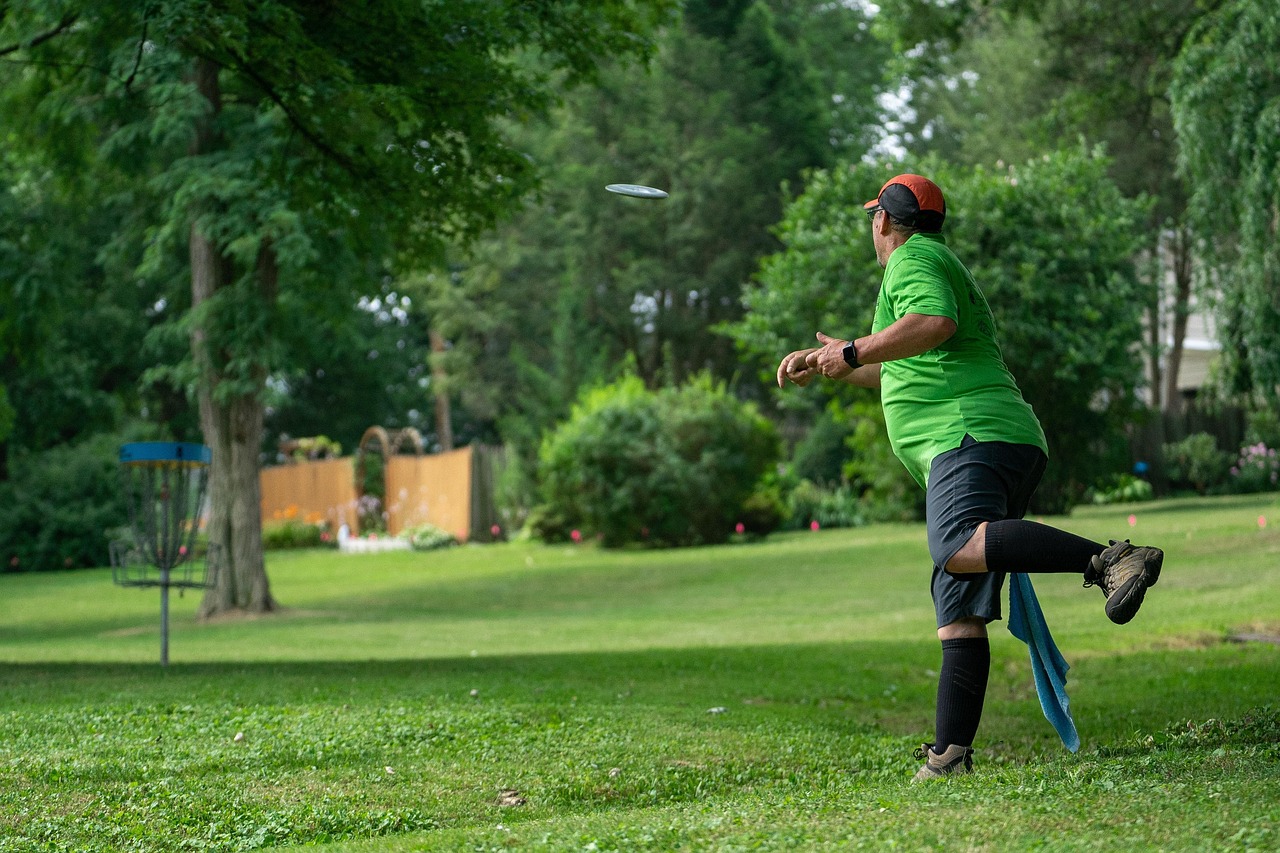 Un homme qui joue au disc golf