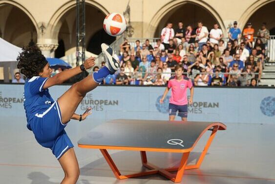 Deux joueurs de teqball en action